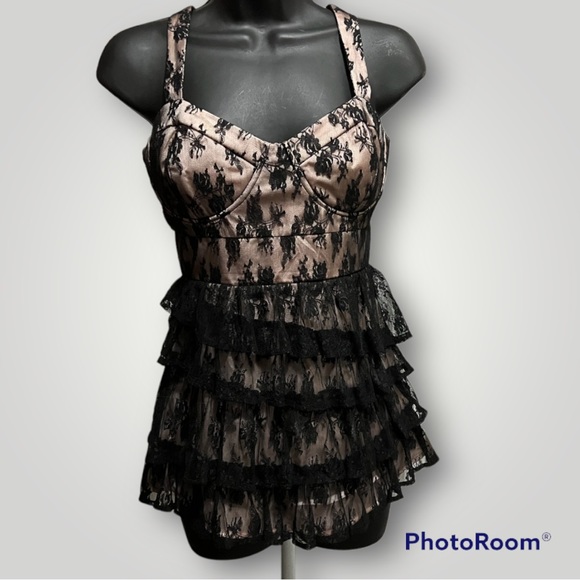 Forever 21 Tops - Forever XXI Ladies Size L Bustier Lace Top